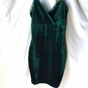 Elegant Green Velvet Mini Dress with Lace Trim